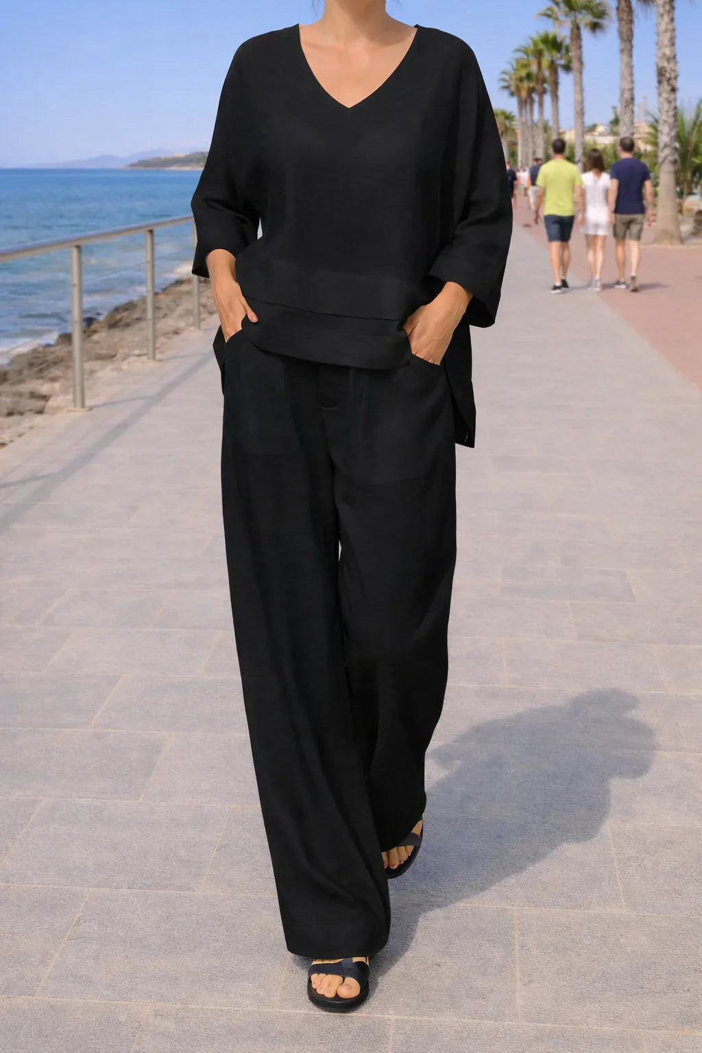 Completo donna coordinato con top scollo V e pantaloni a gamba larga, look elegante e confortevole.