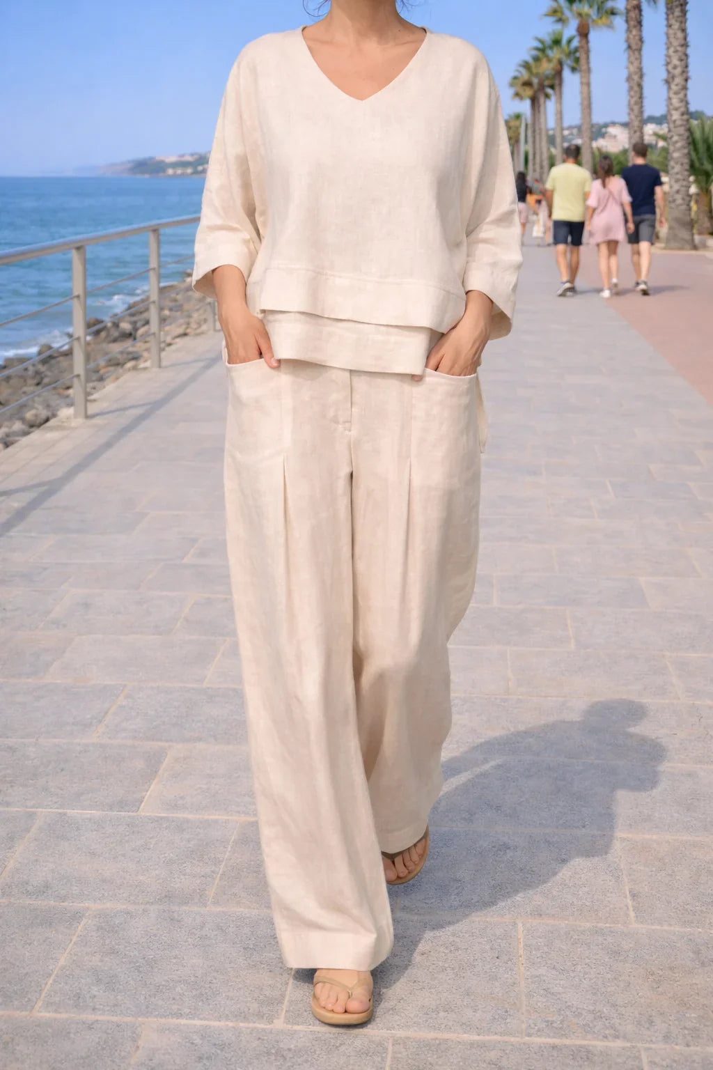 Set coordinato donna casual elegante, top scollo V e pantaloni larghi, perfetto per ogni outfit.
