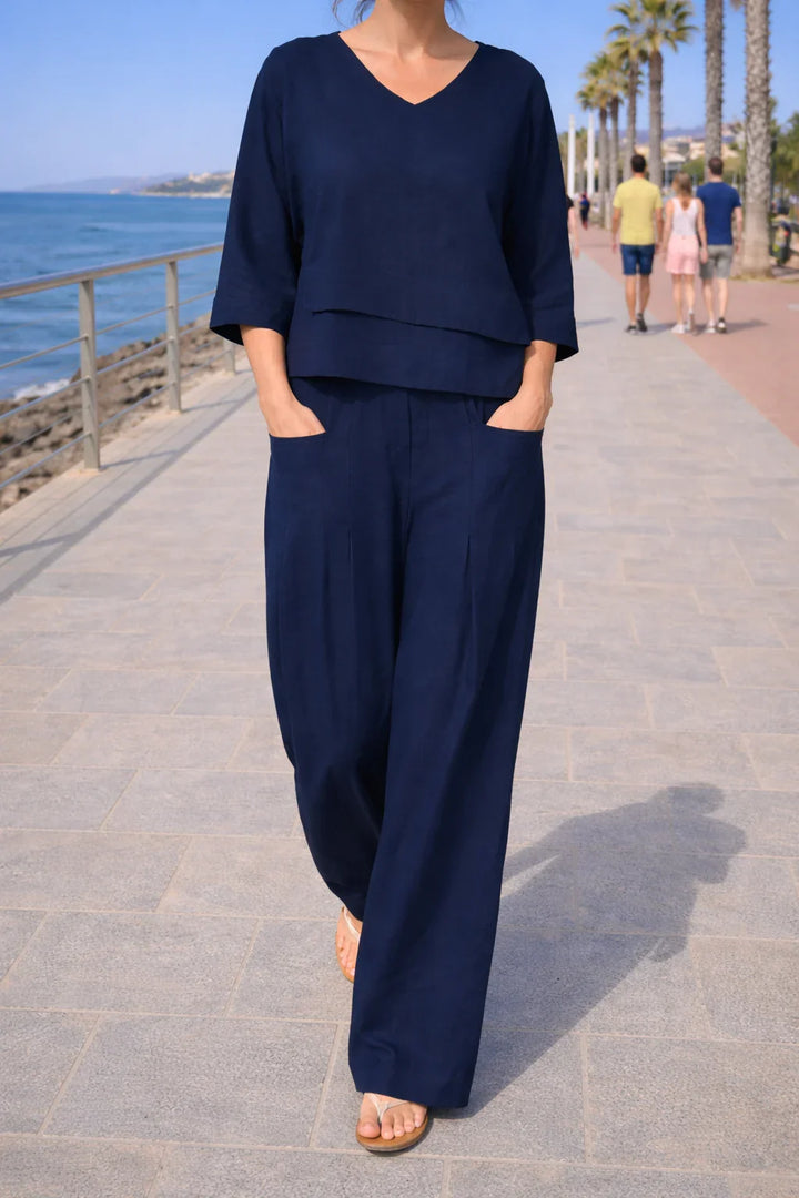Abiti da donna: set coordinato con top scollo V e pantaloni a gamba larga, ideale per un outfit versatile.