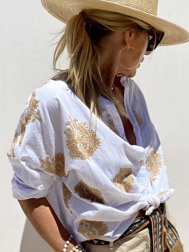 Camicia lunga donna a maniche lunghe con stampa boho. Blusa estiva leggera, perfetta per abbigliamento casual e moda mare.