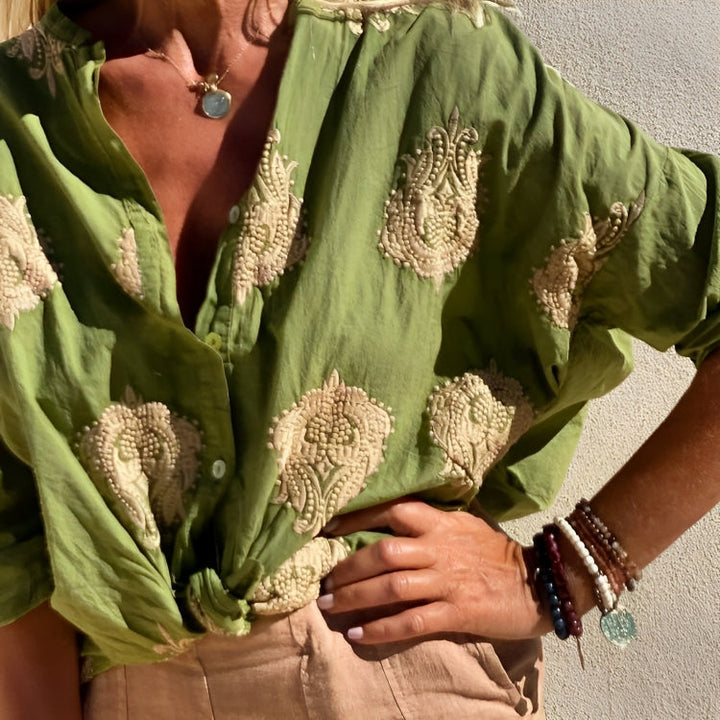 Camicia lunga da donna, blusa estiva con stampa boho e maniche lunghe. Abbigliamento versatile per casual ed eleganza.