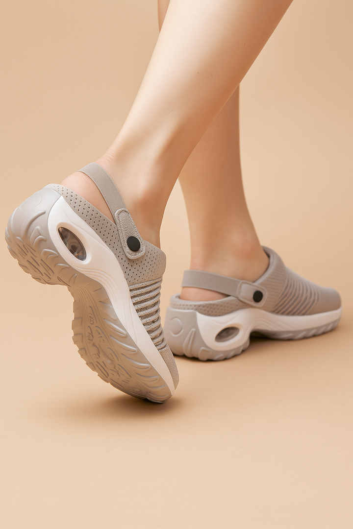 Zoccoli ortopedici traspiranti da donna con cinturino regolabile per comfort e supporto ergonomico, ideali per passeggio.