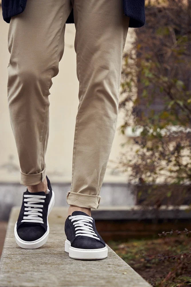 Moda maschile: sneakers nere rialzate uomo, versatili per outfit casual o formali, con aumento altezza integrato.
