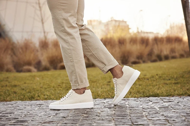 Sneakers uomo Amalfi beige, scarpe casual rialzate per altezza e comfort. Ideali per look eleganti e alla moda.