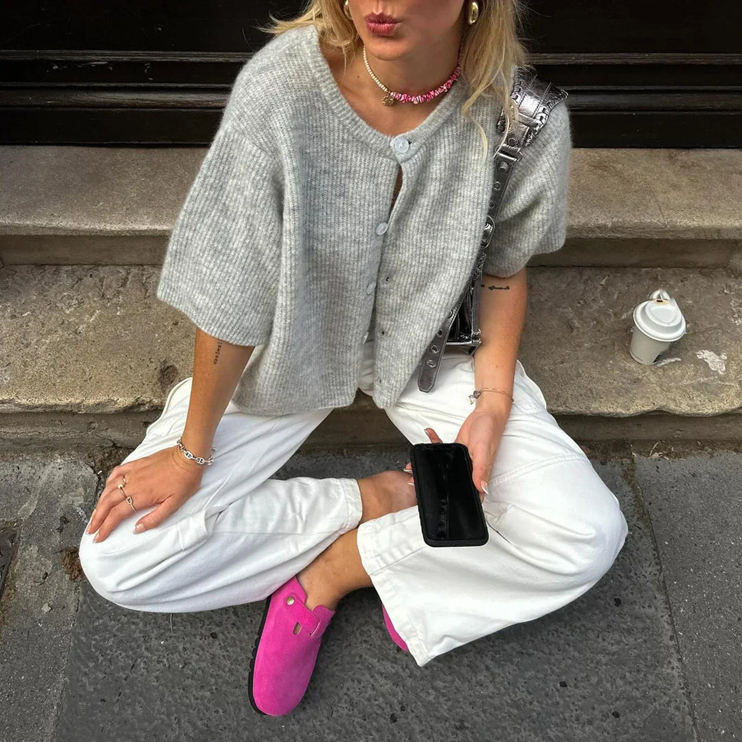 Cardigan donna giallo a maniche corte, per un tocco di colore. Stile moderno, comfort e versatilità estiva.