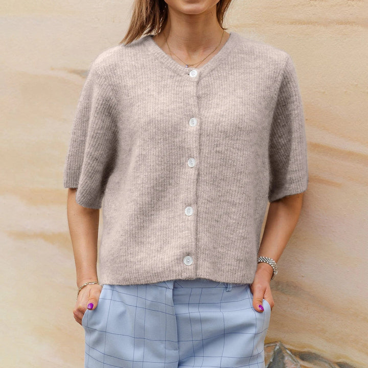 Cardigan donna color taupe a maniche corte, versatile e chic. Ottimo per stratificazione e comfort estivo.