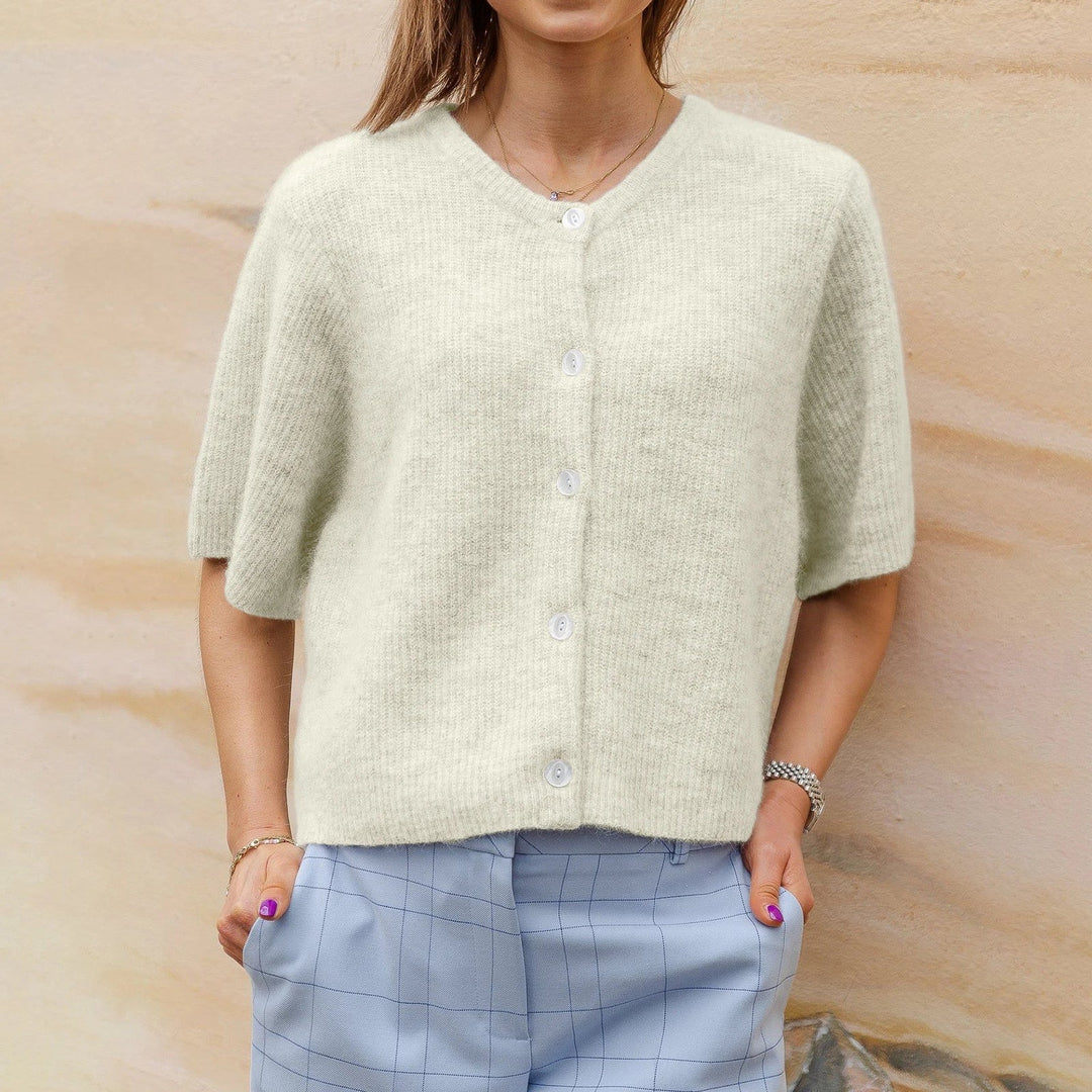 Cardigan donna elegante e versatile a maniche corte, ideale per moda estiva e look casual chic.