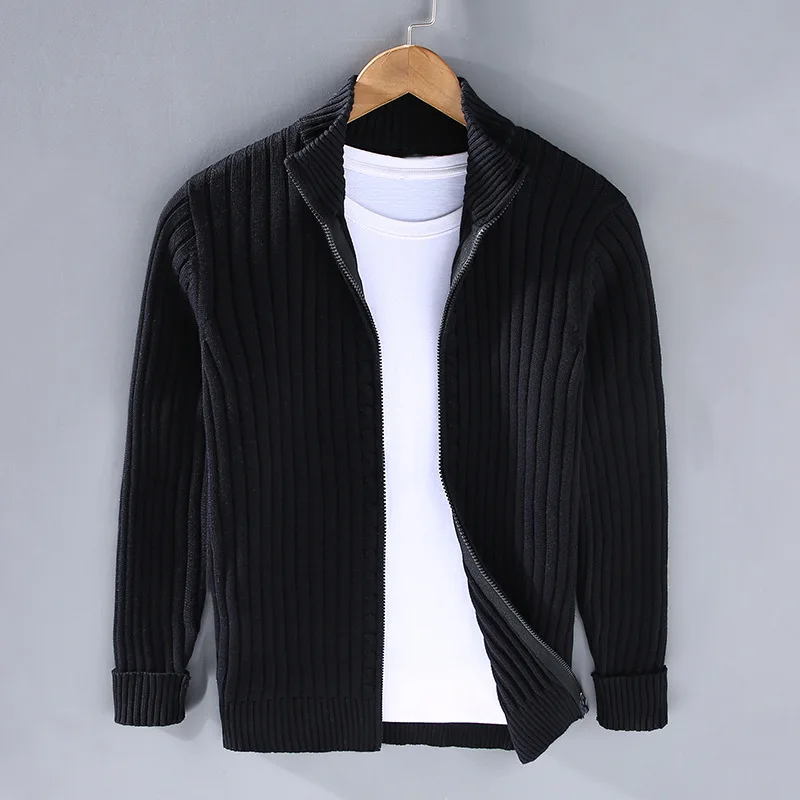 Cardigan uomo a coste con pratica zip frontale. Perfetto come giacca leggera o maglione pullover per look casual.
