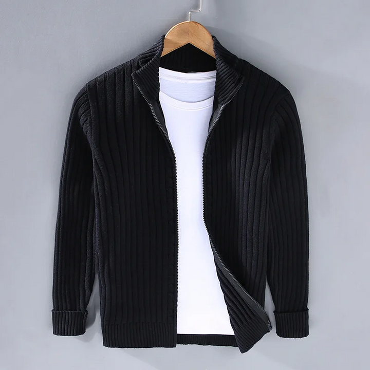 Cardigan uomo a coste con pratica zip frontale. Perfetto come giacca leggera o maglione pullover per look casual.