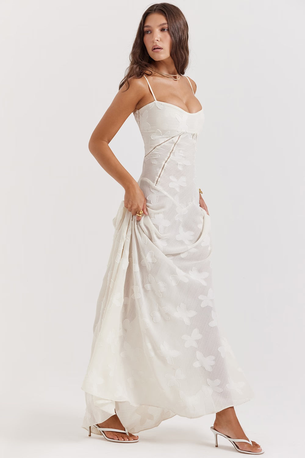 Abito da cerimonia lungo in pizzo, stile elegante per un look indimenticabile.
