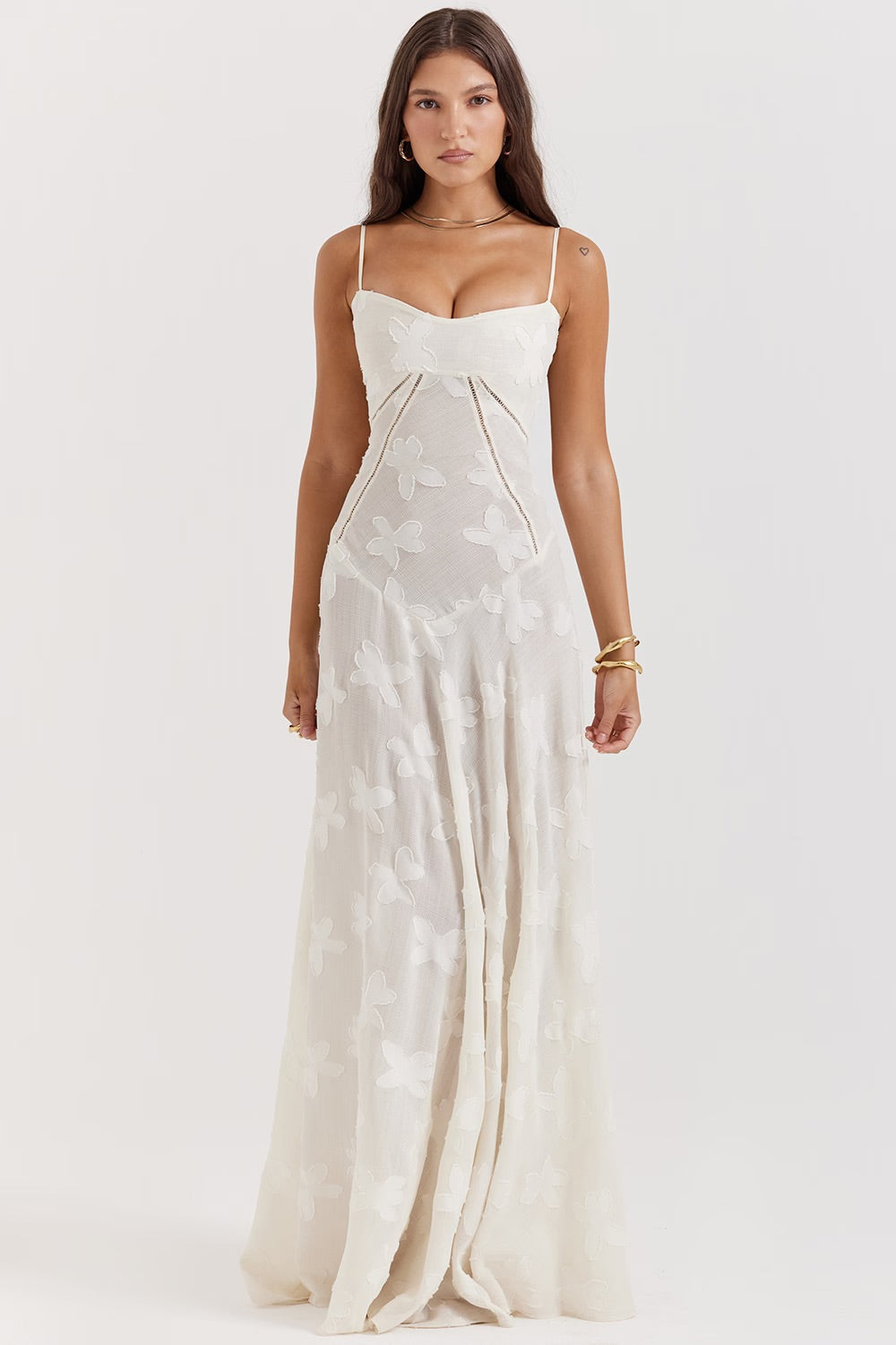 Abito elegante con pizzo scintillante, modello lungo per un look brillante.