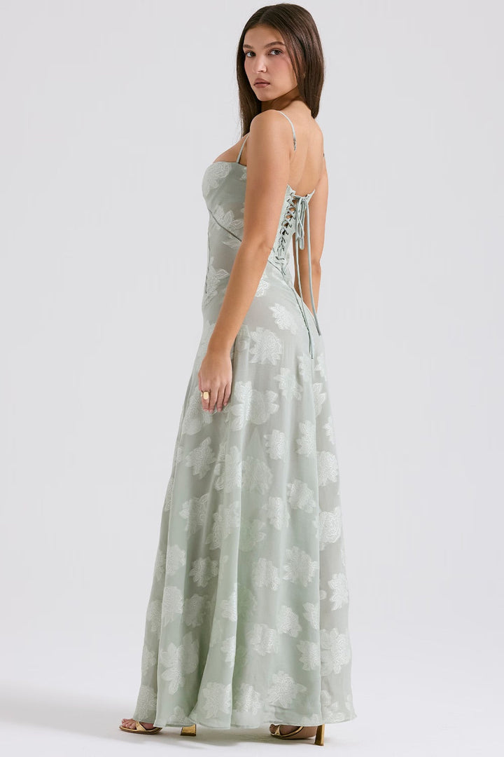 Abito lungo estivo, con pizzo floreale brillante e design elegante.