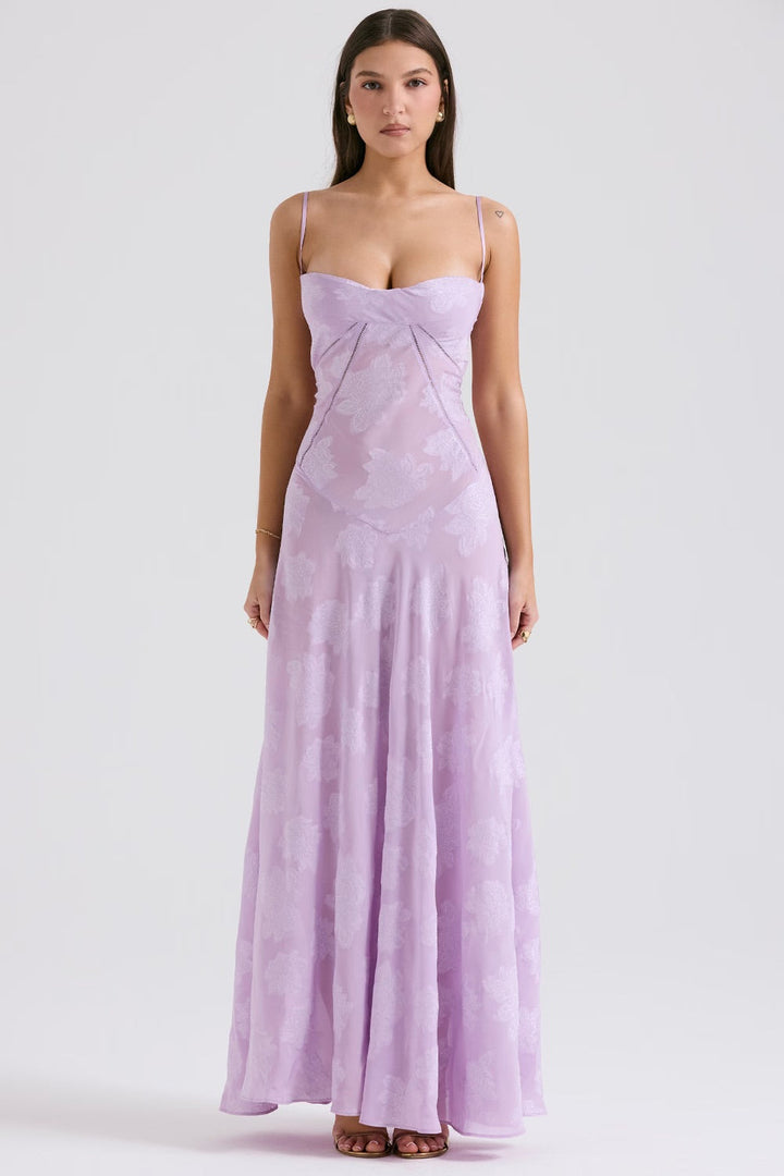 Abito da festa lungo con pizzo floreale e dettagli brillanti, look estivo.