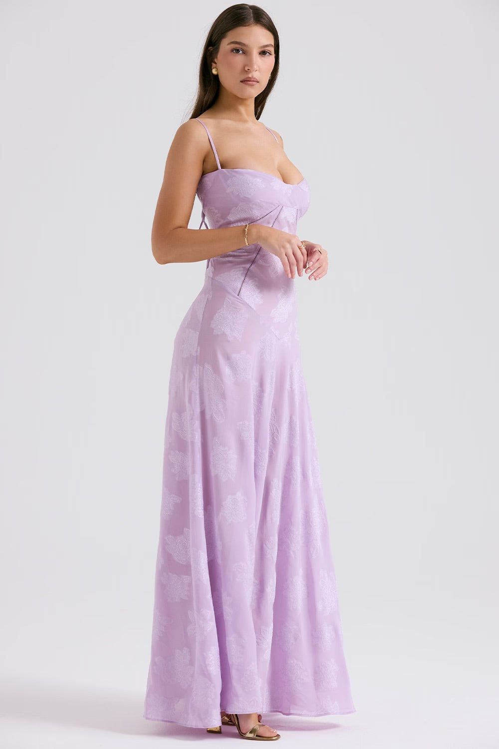 Abito donna lungo con pizzo elegante, primavera/estate, look brillante.