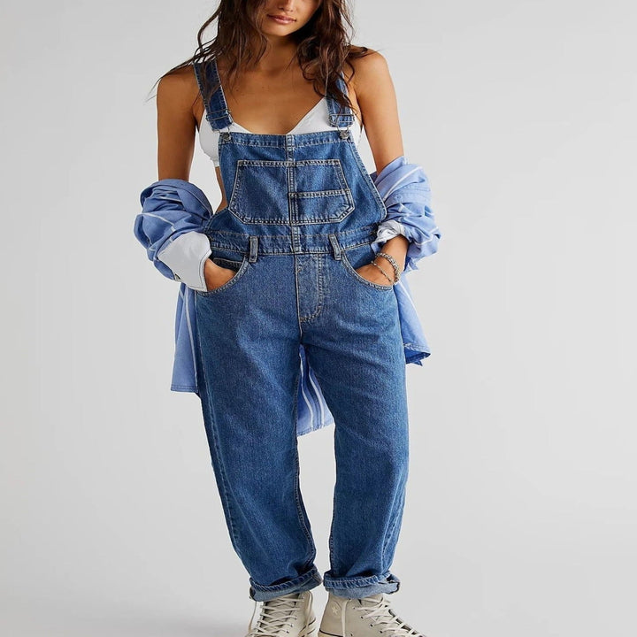 Salopette blu da donna in jeans, un'opzione casual chic per la primavera e le fresche serate estive.