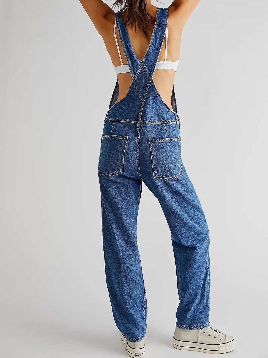 Salopette denim donna moderna, stile casual ed elegante. Tuta jeans primaverile/estiva per look di tendenza.