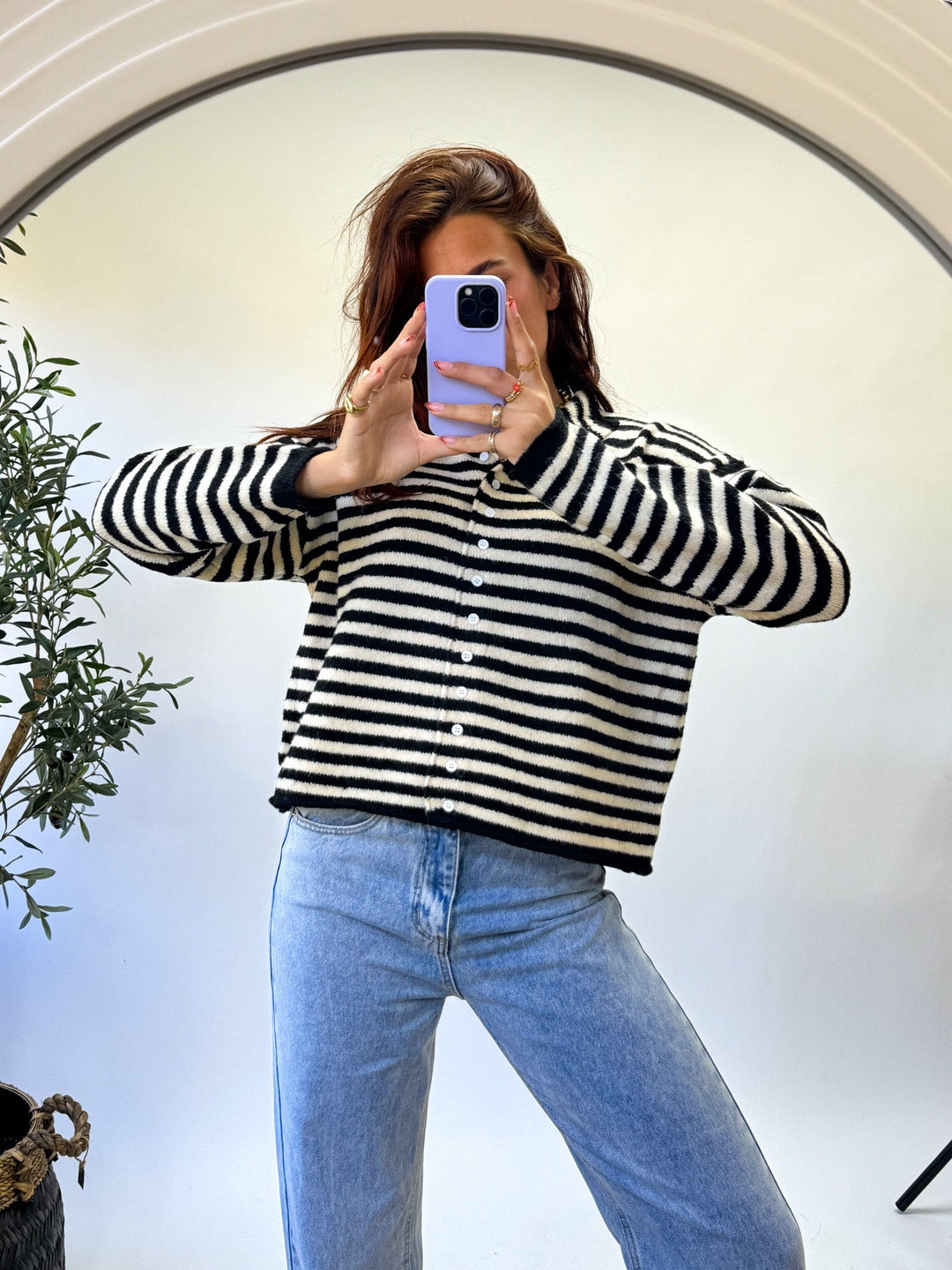 Cardigan donna in maglia bianco con righe nere e bottoni. Ideale per outfit primaverili ed autunnali eleganti.
