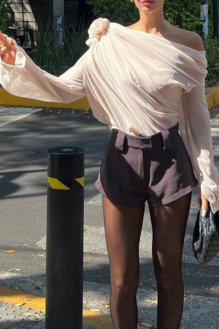 Top floreale da donna con orlo asimmetrico e maniche lunghe, ideale per un outfit primaverile alla moda.