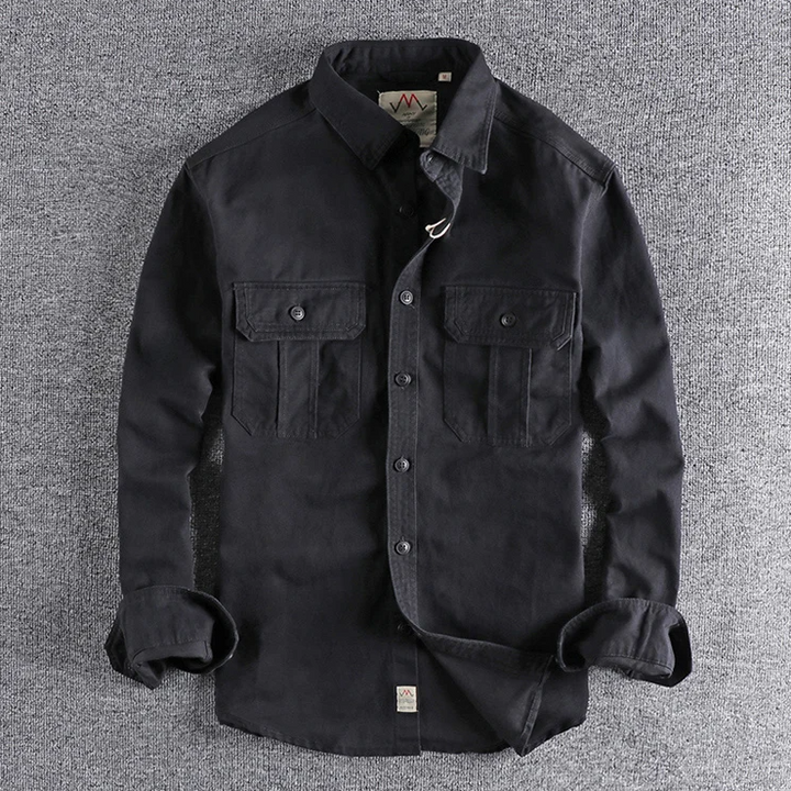 Camicia uomo maniche lunghe funzionale con bottoni e tasche. Versatile abbigliamento maschile per ogni occasione.