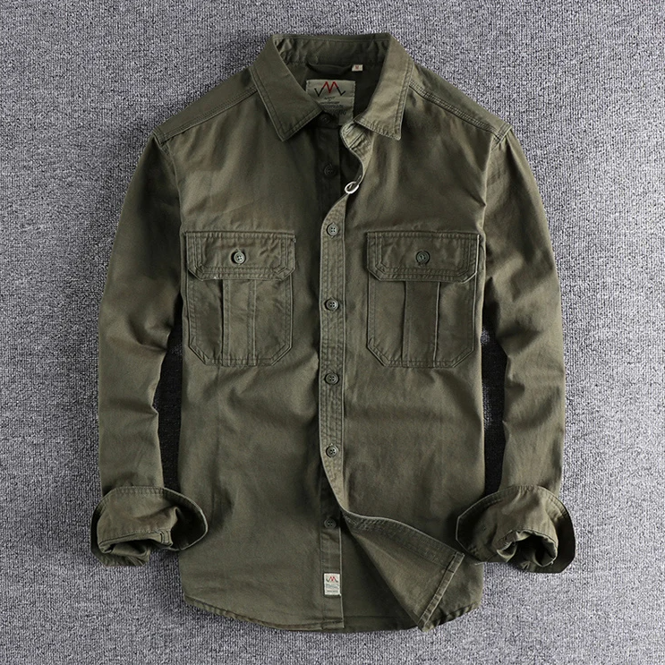Camicia da uomo versatile con tasche e bottoni, a maniche lunghe. Abbigliamento maschile casual per un comfort quotidiano.
