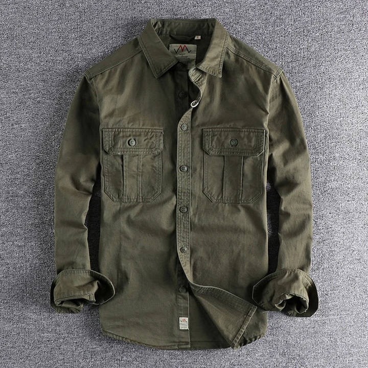 Camicia da uomo versatile con tasche e bottoni, a maniche lunghe. Abbigliamento maschile casual per un comfort quotidiano.