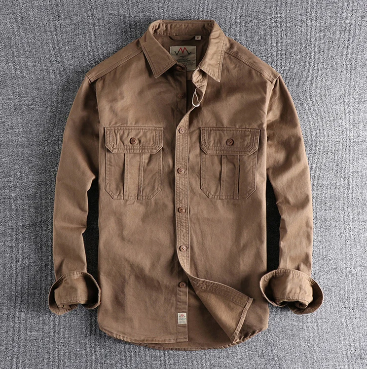 Foto di una camicia uomo a maniche lunghe. Design pratico con tasche e bottoni, per uno stile elegante ma casual.