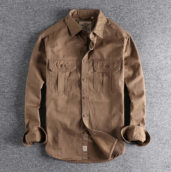 Foto di una camicia uomo a maniche lunghe. Design pratico con tasche e bottoni, per uno stile elegante ma casual.
