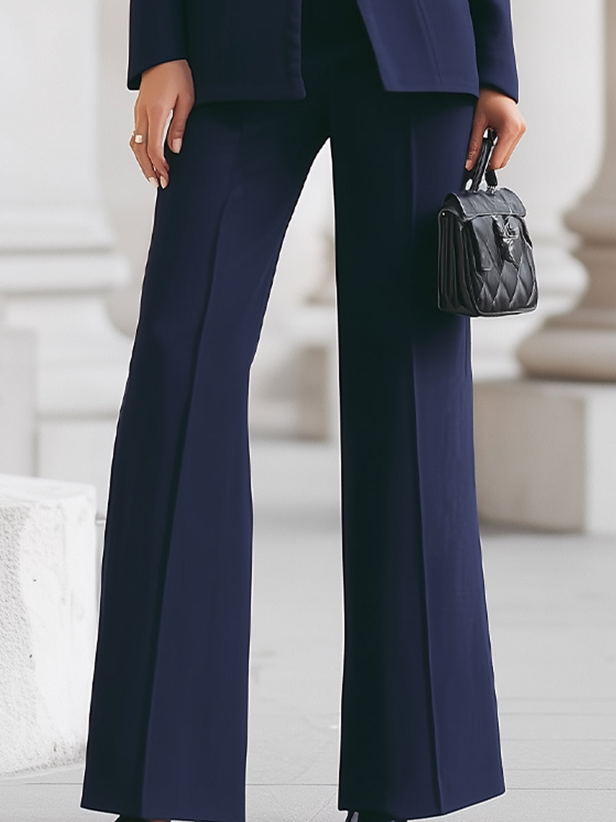 Completo blazer e pantaloni donna, ideale per look eleganti da ufficio, casual o cerimonie speciali.