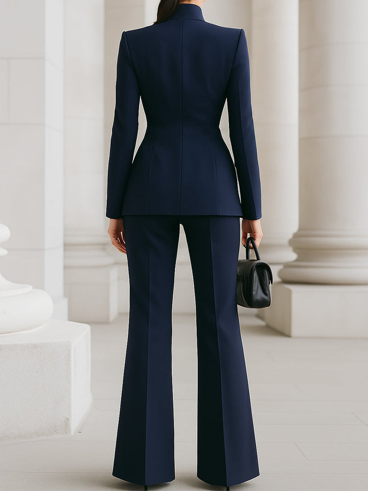 Completo donna chic con blazer e pantaloni, un capo moda elegante per l'ufficio e occasioni speciali.