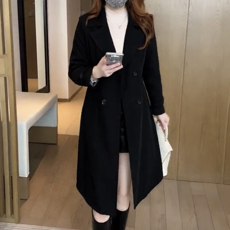 Trench donna strutturato e versatile color kaki, ideale come cappotto lungo ed elegante.