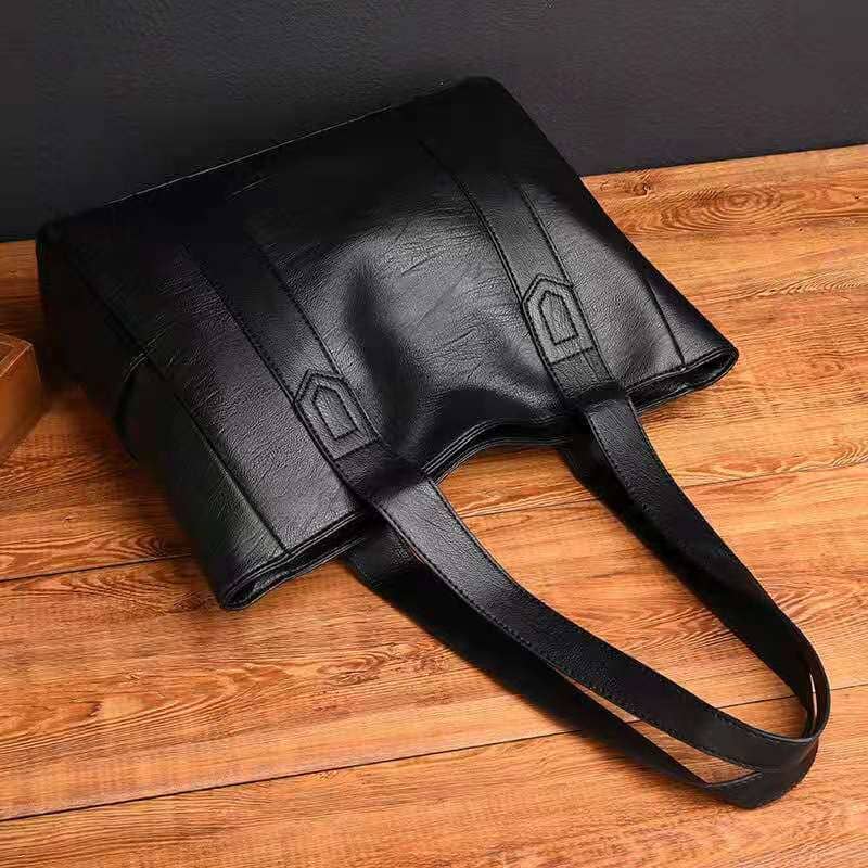 Interno borsa a spalla donna in vera pelle. Spaziosa e organizzata per l'uso quotidiano classico.