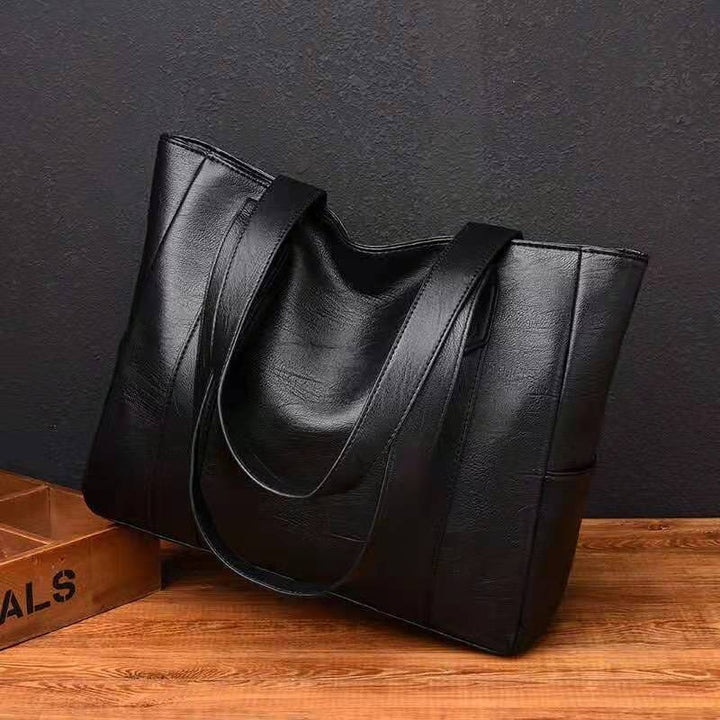 Borsa a spalla donna frontale, vera pelle classica. Design pulito e raffinato per un look quotidiano.