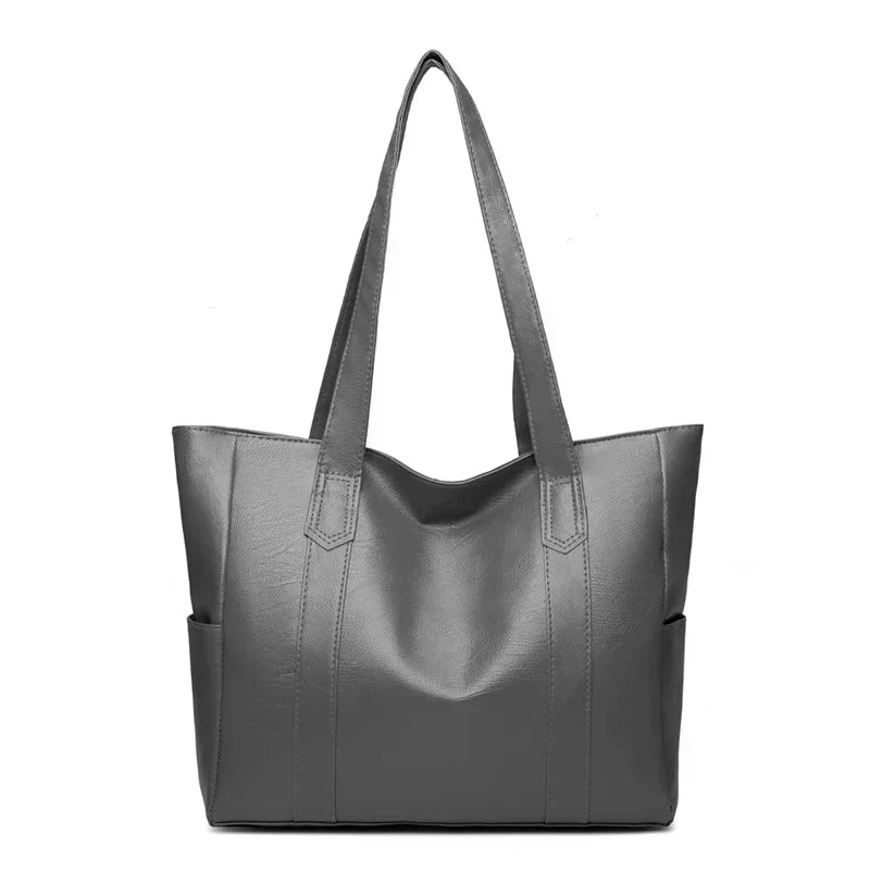 Borsa a spalla in vera pelle, elegante e classica. Un must-have per la donna moderna e sofisticata.