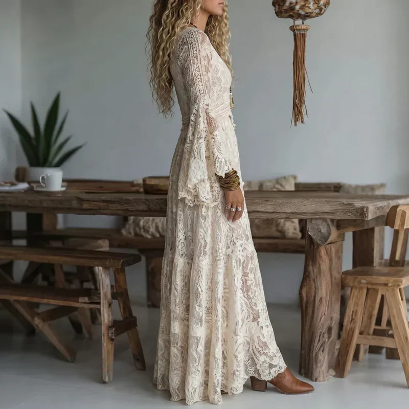 Abito lungo donna bianco in pizzo, stile vintage con ampie maniche svasate per un tocco boho chic.