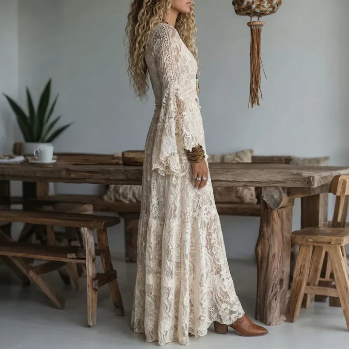 Abito lungo donna bianco in pizzo, stile vintage con ampie maniche svasate per un tocco boho chic.