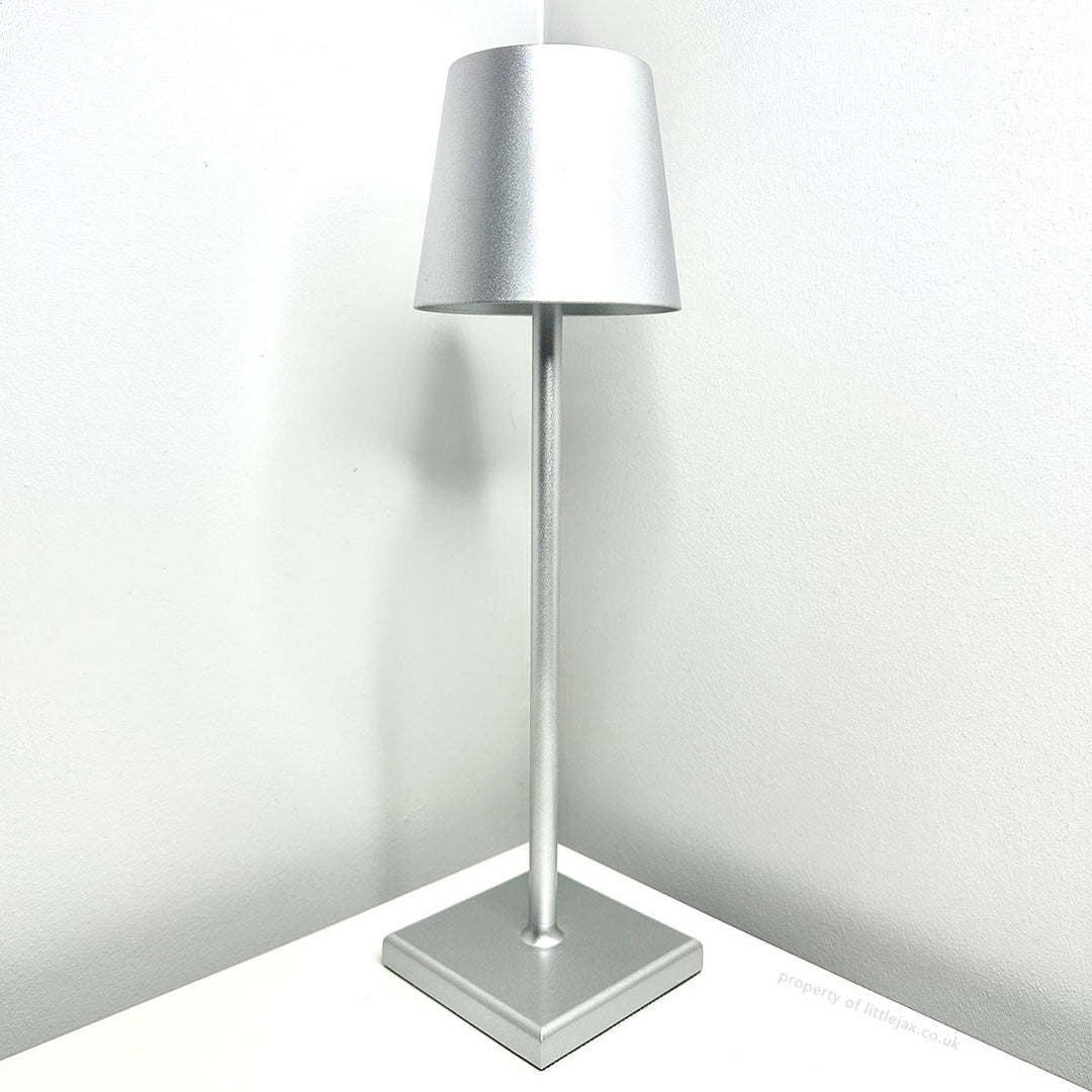 Elegante lampada da tavolo senza fili, luce calda e design moderno per arredamento.
