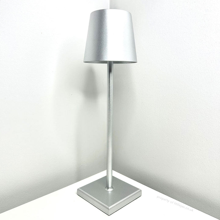 Elegante lampada da tavolo senza fili, luce calda e design moderno per arredamento.
