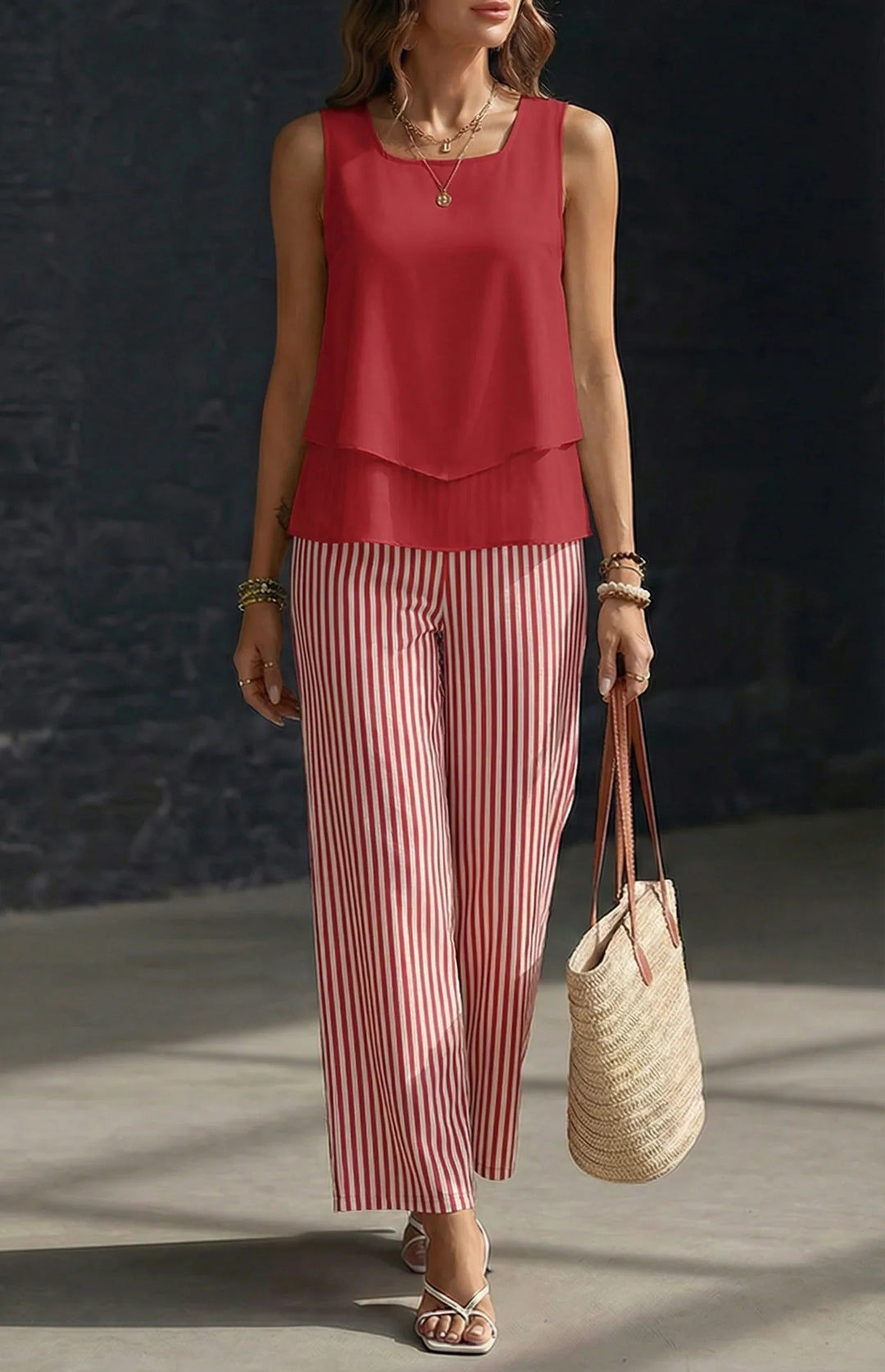 Completo donna a righe estivo: top scollo quadrato e pantaloni fluidi. Outfit coordinato casual elegante primavera estate.