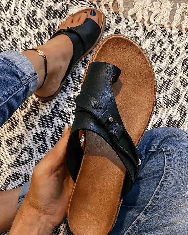 Sandali infradito donna con borchie metalliche, ideali per comfort estivo e look casual alla moda.