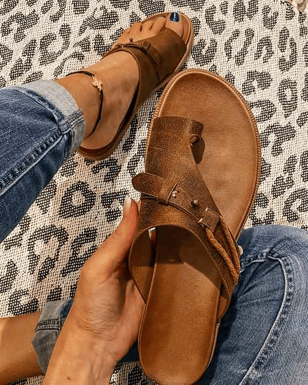 Comodi infradito da donna con borchie metalliche, scarpe estive casual per un look rilassato ma chic.