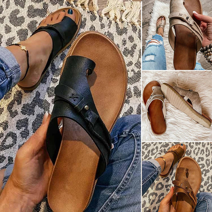 Moda mare donna: sandali infradito con borchie, scarpe comode e trendy per l'estate e il tempo libero.
