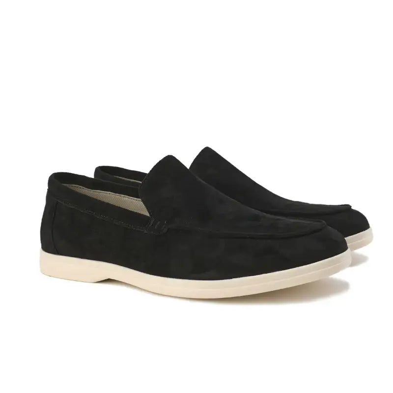 Scarpe slip-on uomo in pelle, comode e versatili, con suola a contrasto. Stile contemporaneo per outfit casual o formali.