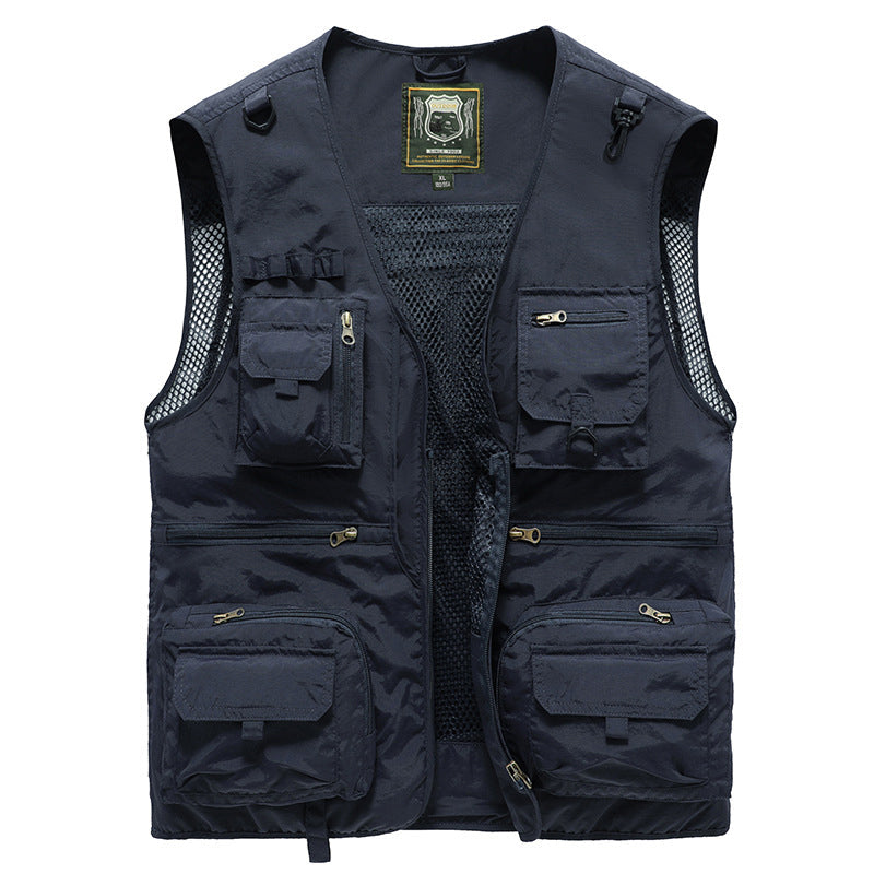 Uomo indossa gilet estivo leggero con tante tasche, perfetto per le tue avventure outdoor.