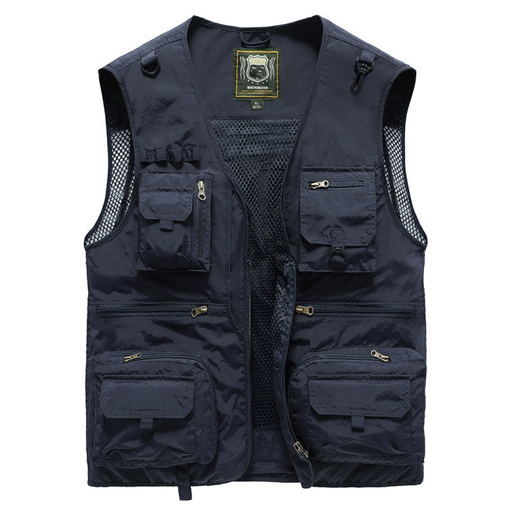 Uomo indossa gilet estivo leggero con tante tasche, perfetto per le tue avventure outdoor.