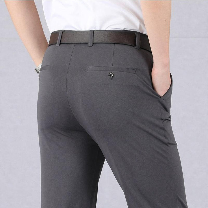 Pantaloni slim fit da uomo blu, versatili per outfit casual o formali, con tessuto elasticizzato.