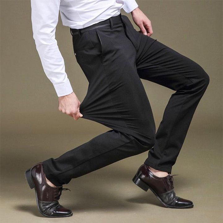 Eleganti pantaloni uomo slim fit grigi, resistenti alle pieghe, perfetti per un look smart e comodo.