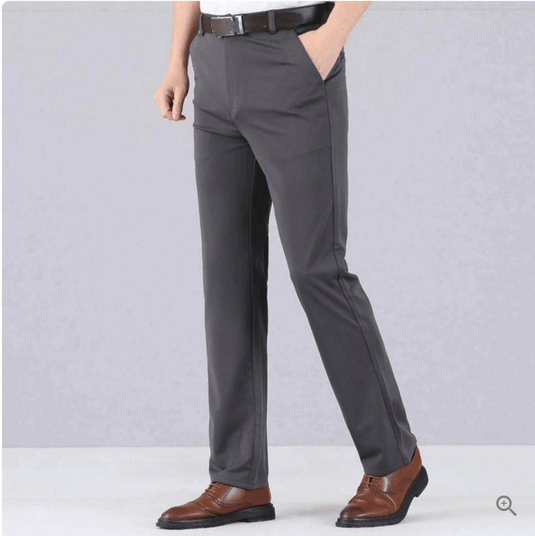 Moda uomo: pantaloni slim fit blu navy, versatili e comodi, adatti a outfit casual e formali.