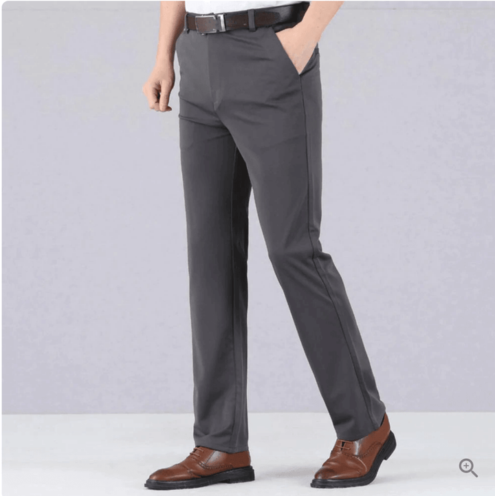 Moda uomo: pantaloni slim fit blu navy, versatili e comodi, adatti a outfit casual e formali.