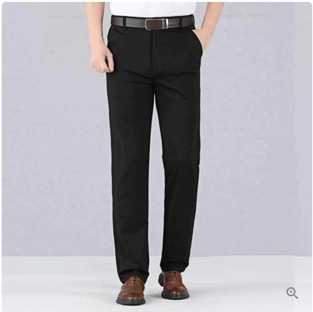 Pantaloni uomo classici neri, taglio slim fit e tessuto stretch per comfort duraturo e senza pieghe.