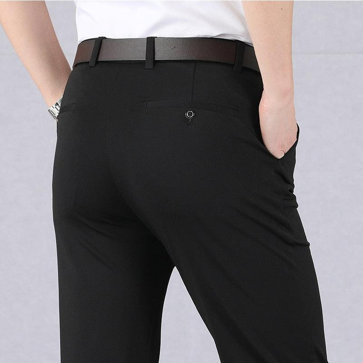 Pantaloni eleganti da uomo, elasticizzati, in posa frontale, adatti allo stile ufficio e meeting.